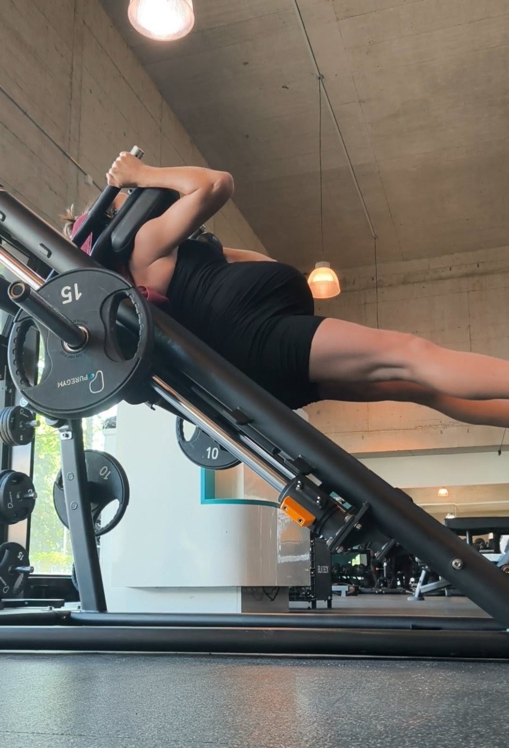 Tamara beim Training an einem Fitnessgerät während der Schwangerschaft