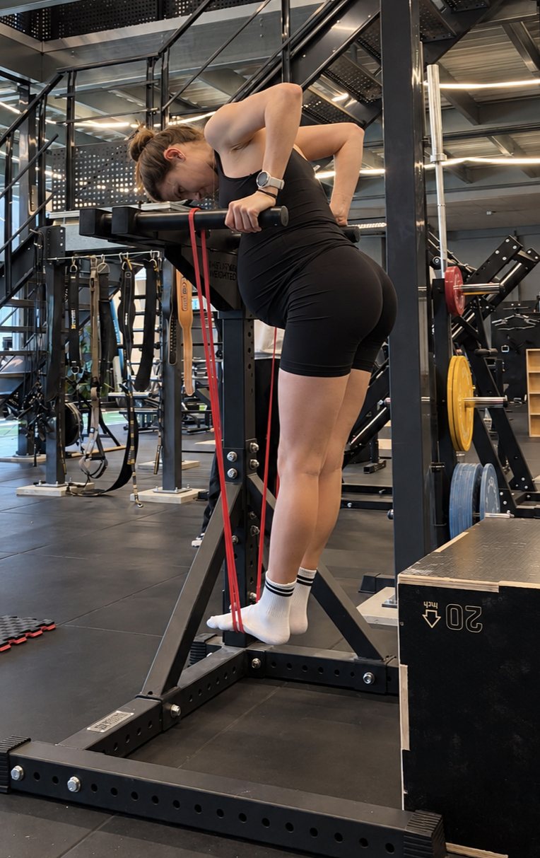 Tamara beim Training am Dip-Barren