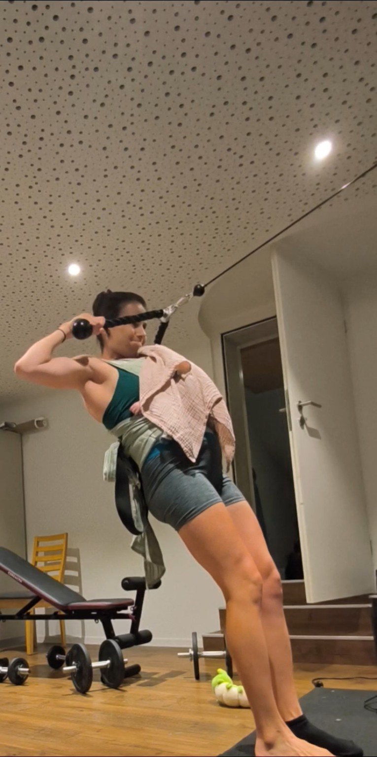 Tamara trainiert zu Hause mit ihrem Baby in einer Trage